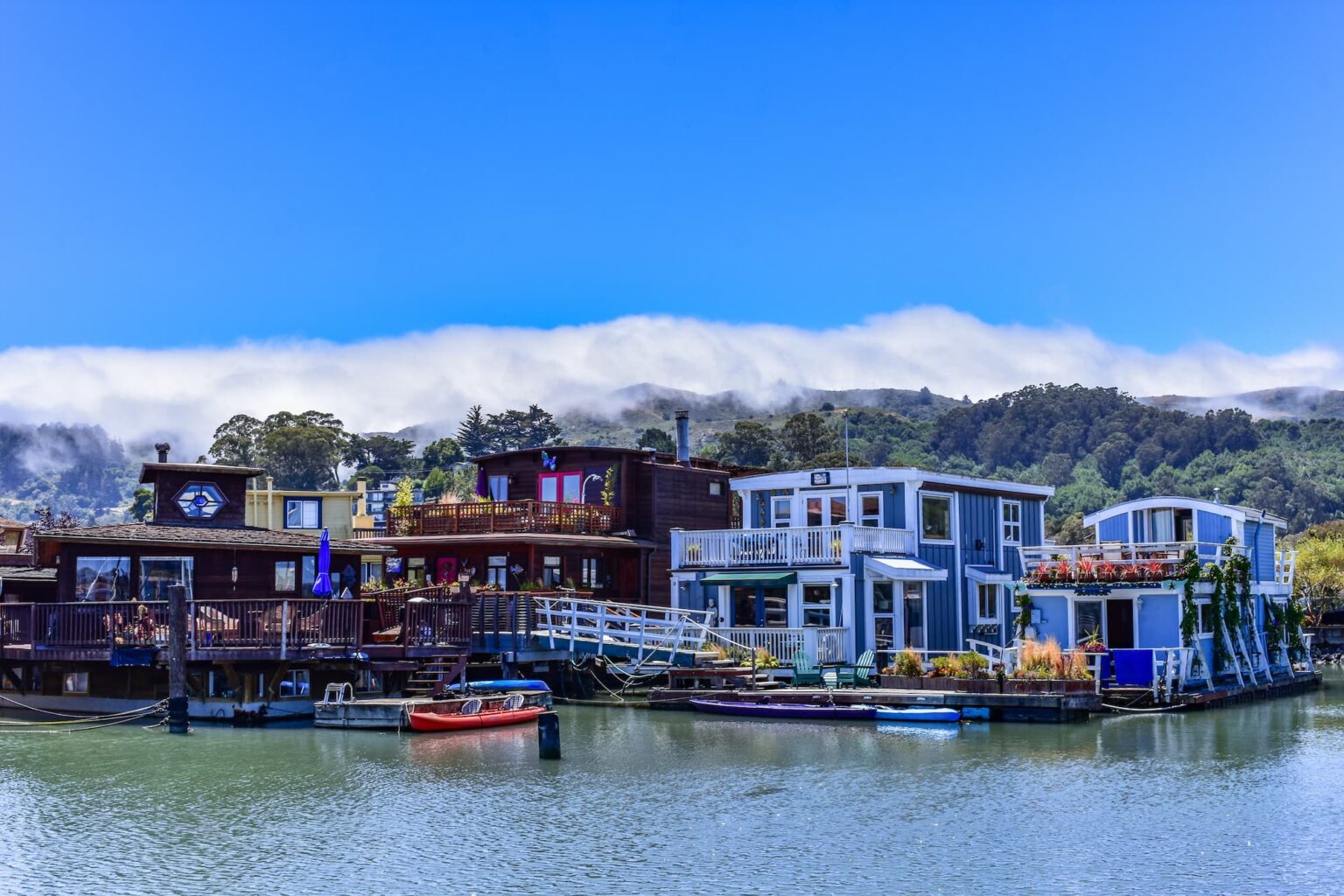 Colorful-house-boats-floating-on-water-on-a-sunny-day-in-Sausalito-San-Francisco-bay-USA.jpg