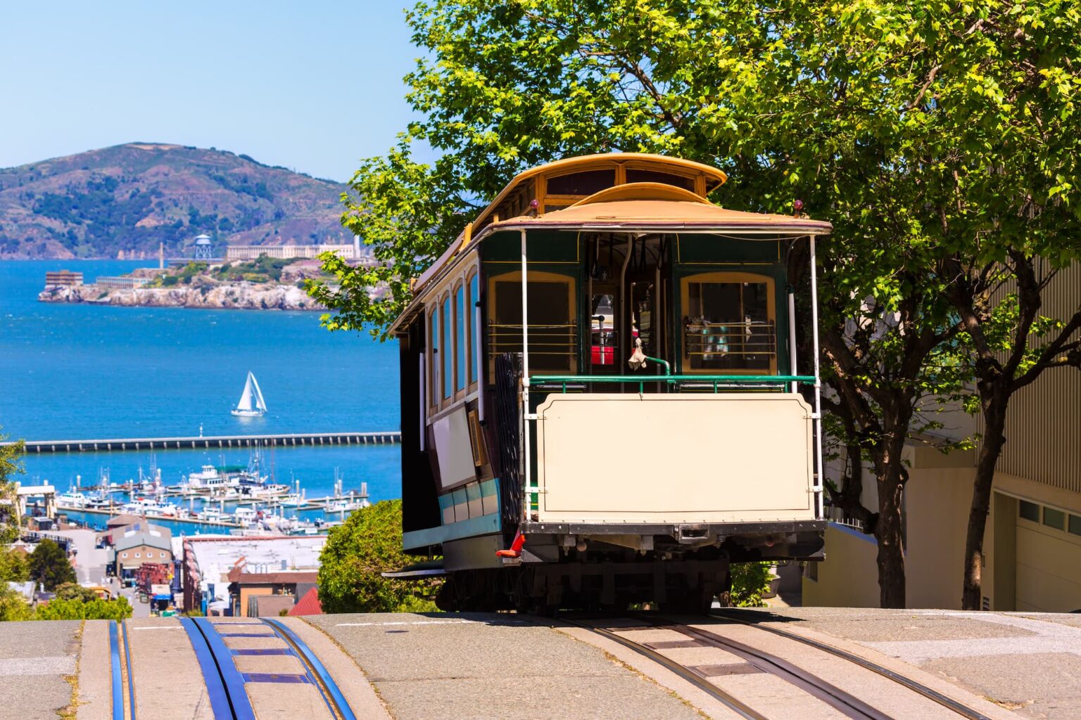 San-Francisco-cable-car-on-top-of-Hyde-street-overlooing-the-bay.jpg
